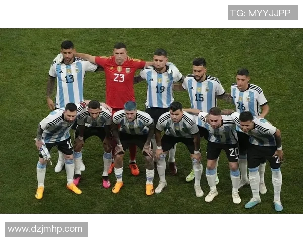 与足球巨星亲密合照的神秘人物身份曝光引热议网友纷纷猜测